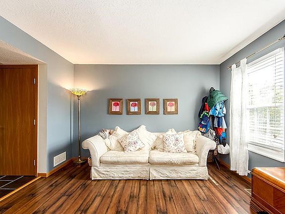 5th image of 4935 Strawberry Glade Dr