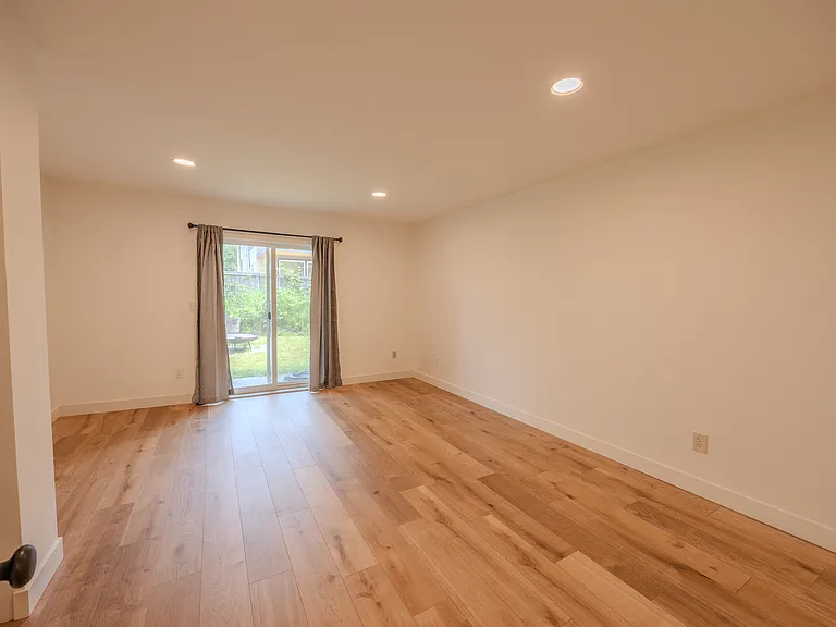 9224 Woodlawn Ave N — Photo 17