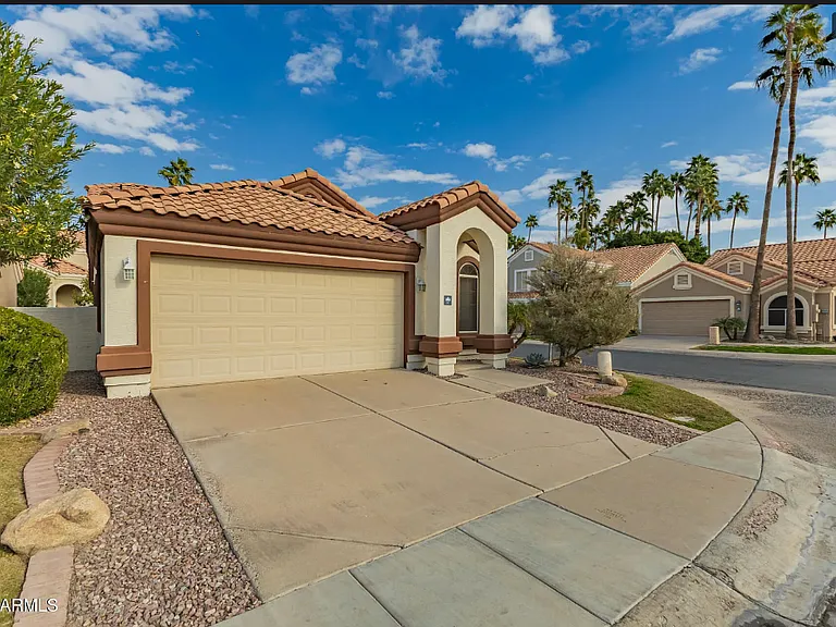 517 S Paradise Dr — Photo 2