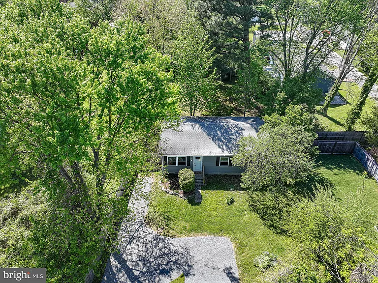101 Brooks Ln — Photo 7