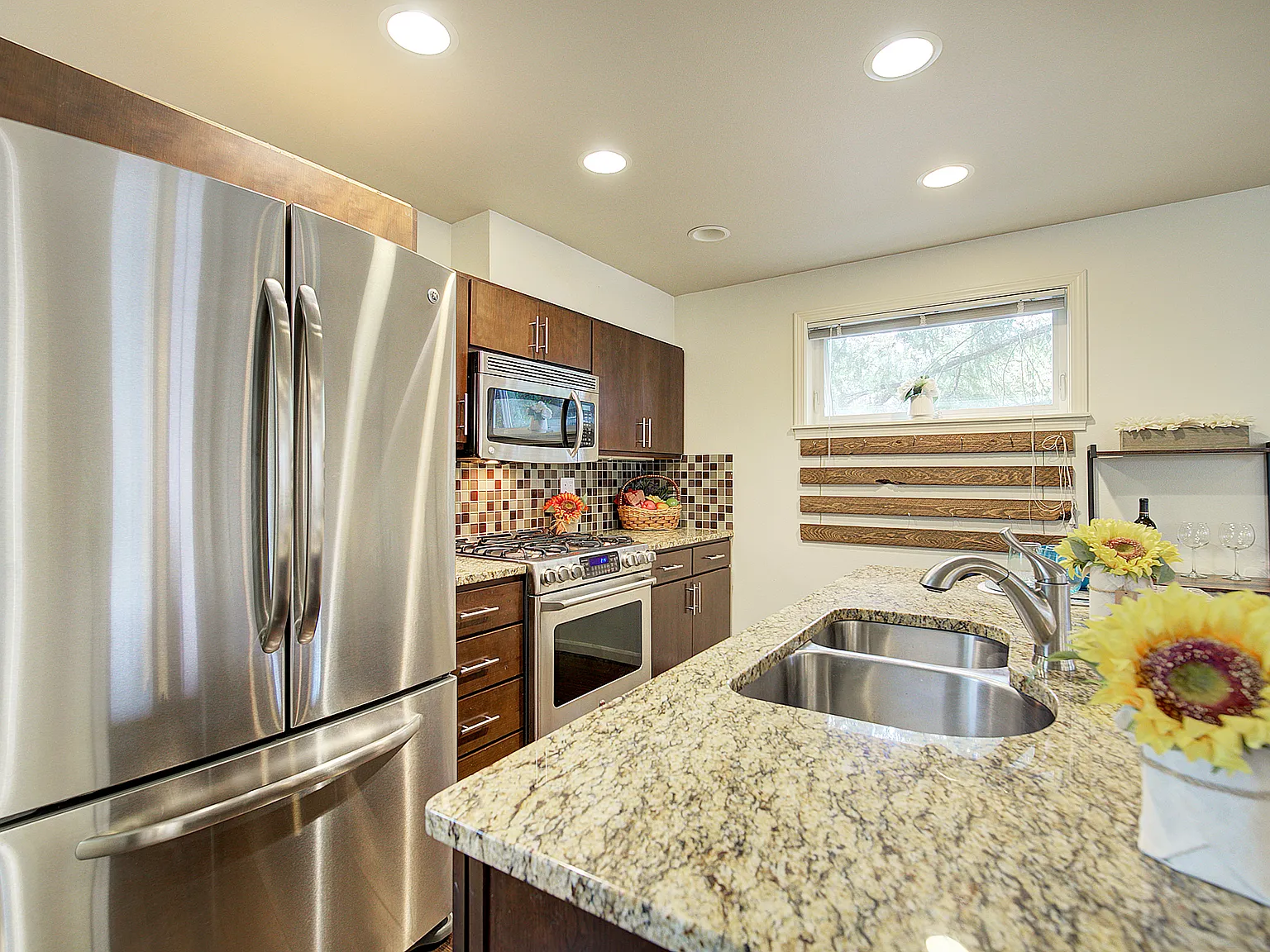3 bed, 3.5 bath, 1520 sqft, $3,395 — Photo 3