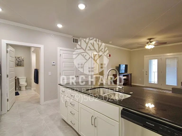 1900 E Brookview Dr — Photo 5