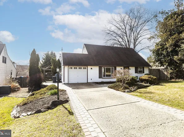 33 Viking Ln, Levittown, PA 19054
