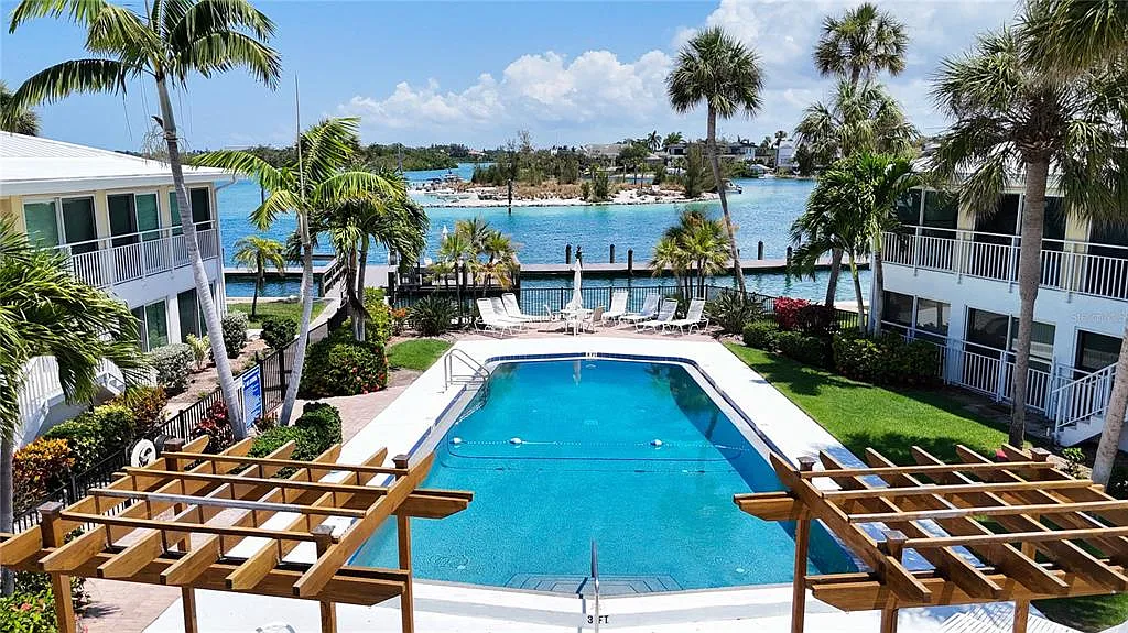 2 bed, 2.0 bath, 1039 sqft, $4,200 — Photo 3