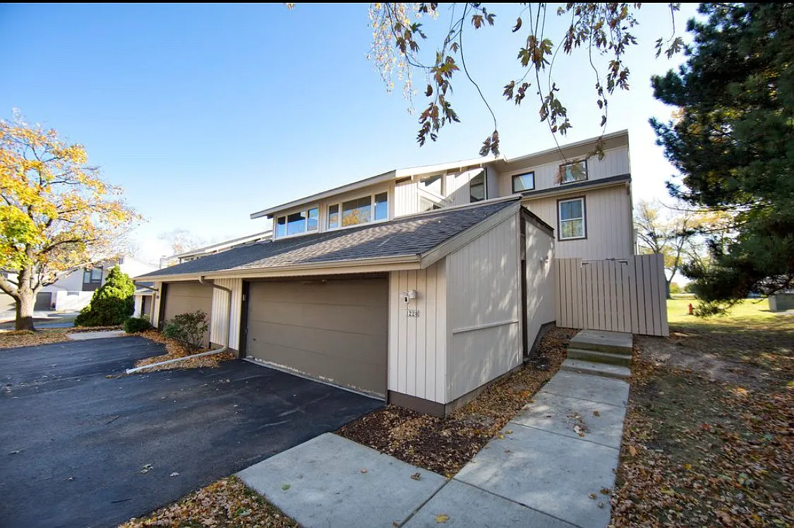 1228 W Baldwin Ct — Photo 1