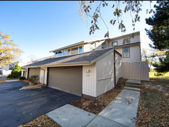 1228 W Baldwin Ct, Mequon, WI 53092