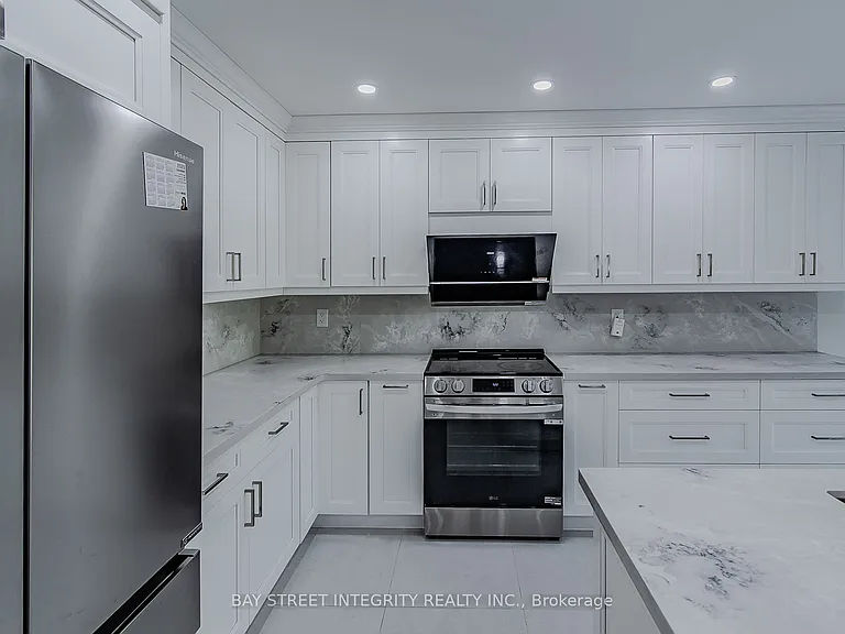110 Holly Dr — Photo 3