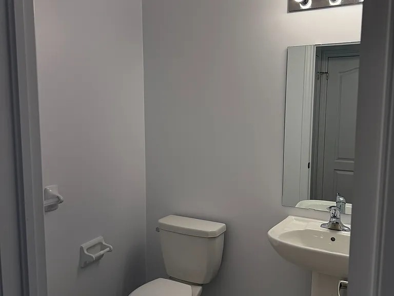 44 Milson Cres — Photo 13