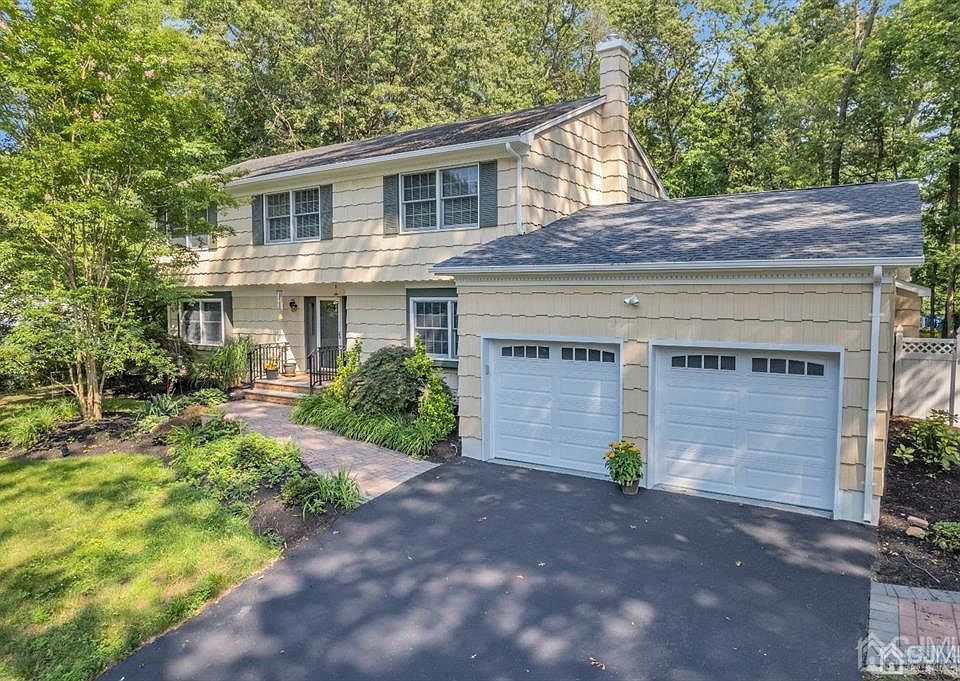 1st image of 4 Carlton Ct