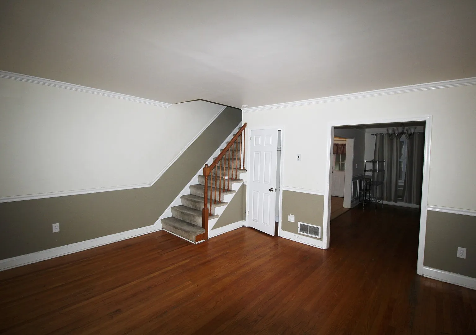 Stunning 3 Bedroom Home With A Basement In Middle River! — Photo 3