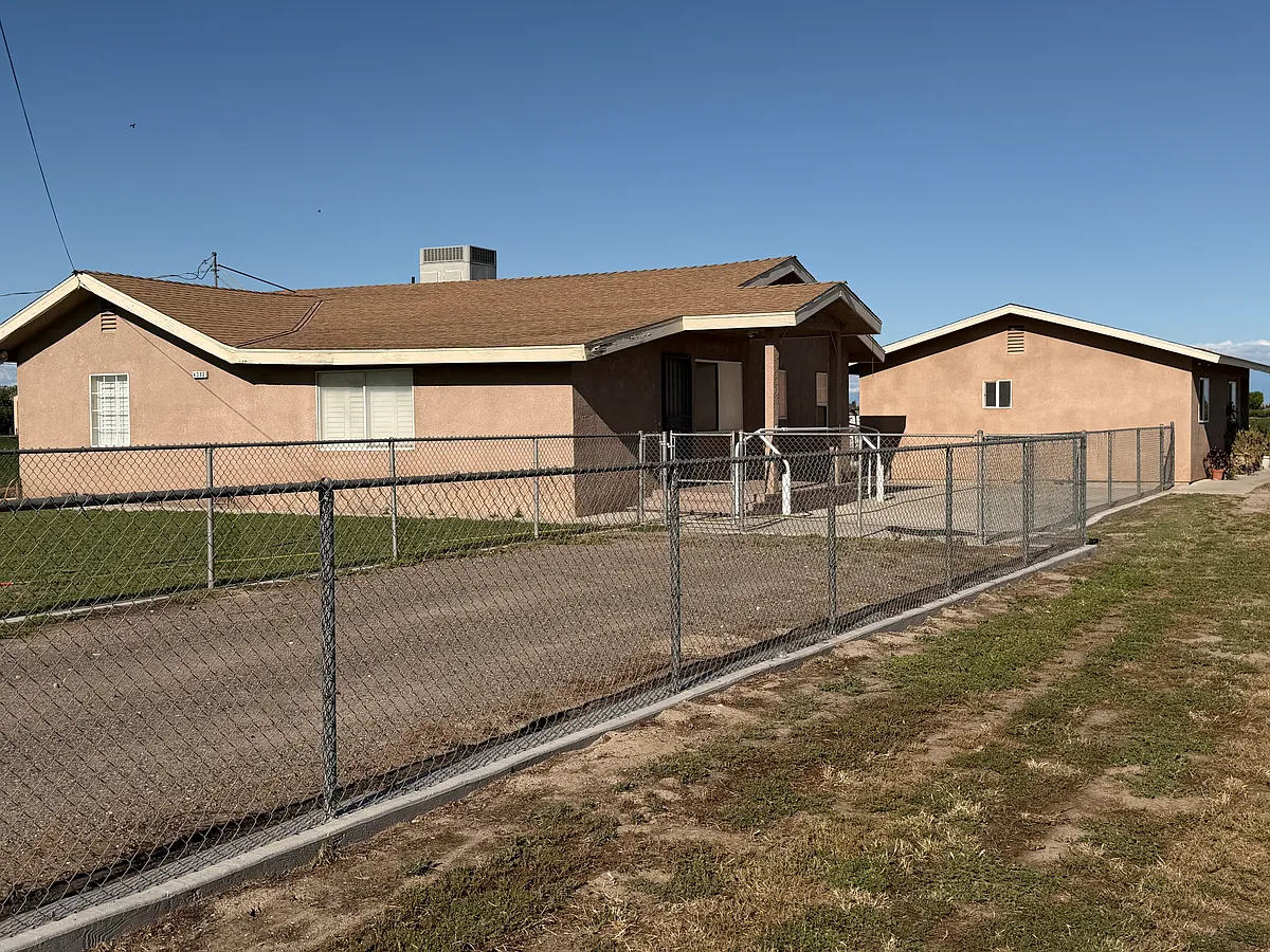 Building Photo - 4390 S Walnut Ave