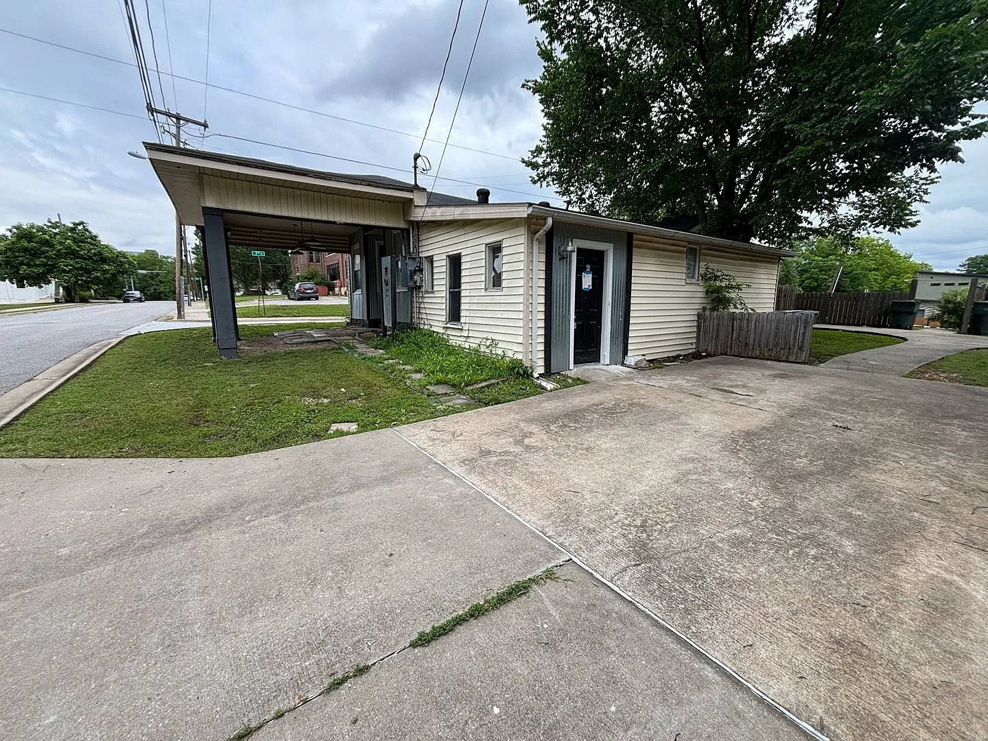 700 College — Photo 2