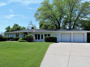 2531 Foster Rd, Saukville, WI 53080