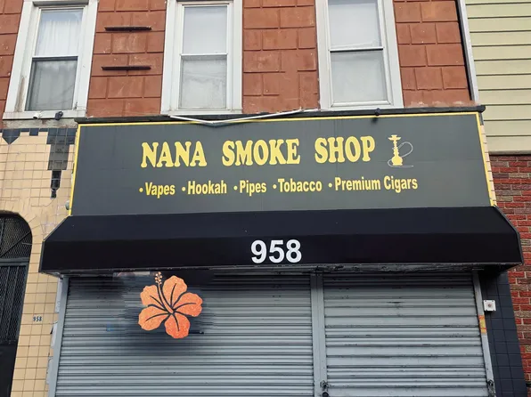 958 Summit Avenue image 1 of 6