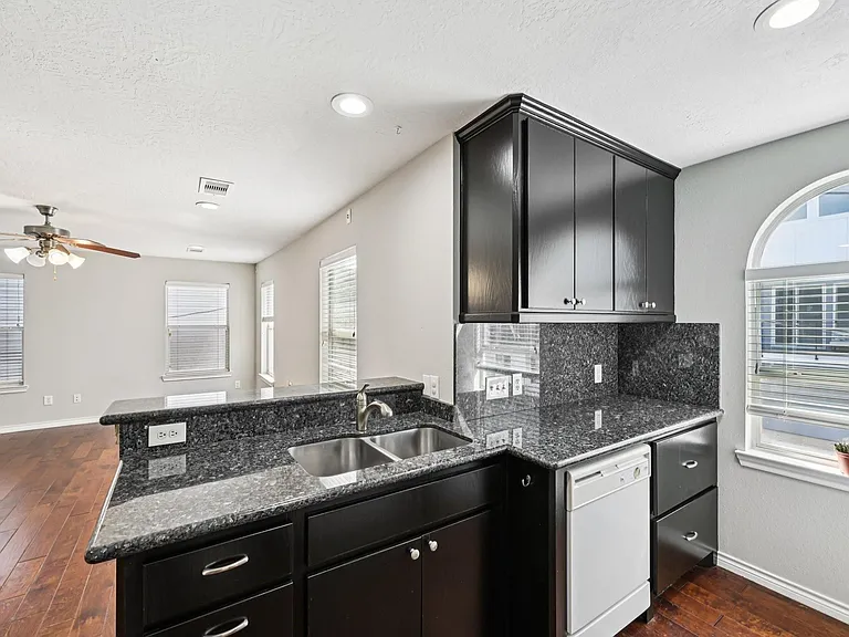 1405 Bailey St — Photo 15