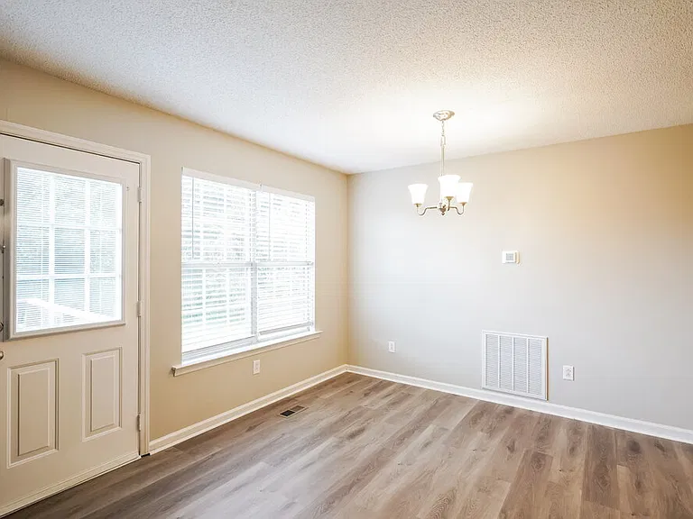2826 Henderson Ln — Photo 5