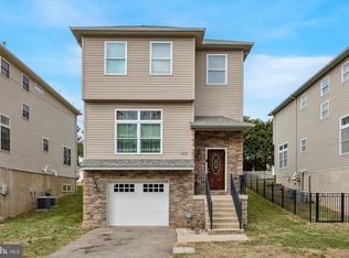 462 Oriole St, Philadelphia, PA 19128