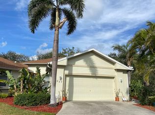 527 Crossfield Cir, Naples, FL 34104