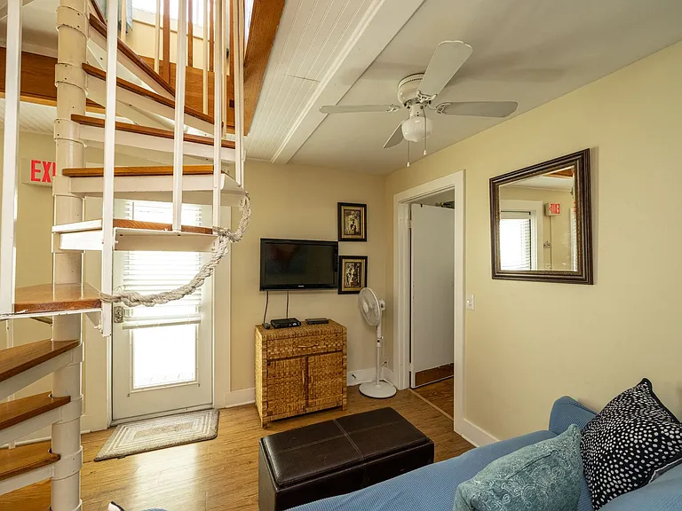 415 Julia St — Photo 5