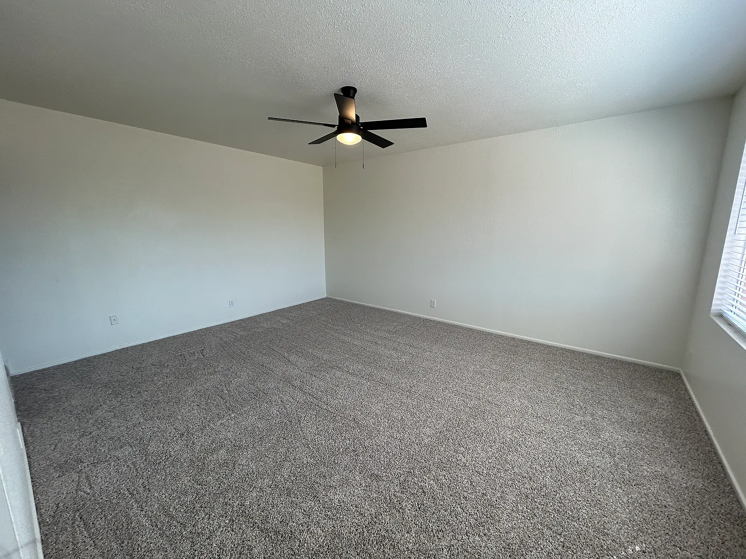 3 bed, 2.0 bath, 1452 sqft, $1,895 — Photo 4