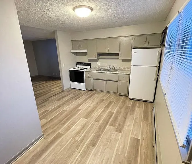 603 E 2nd St S #2 — Photo 4