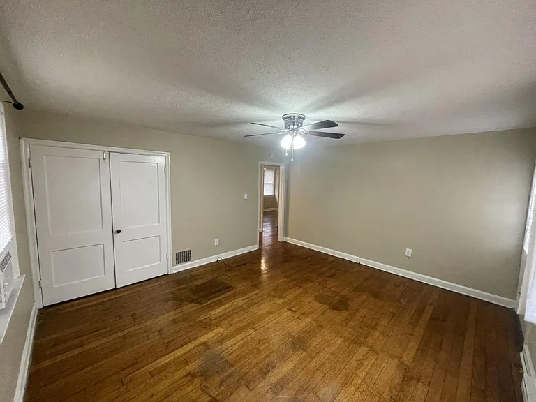 215 Carson Ct — Photo 8