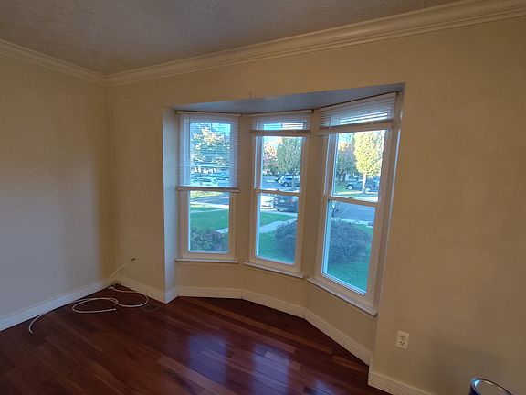 Bay Window Living Room With Cherry Floor