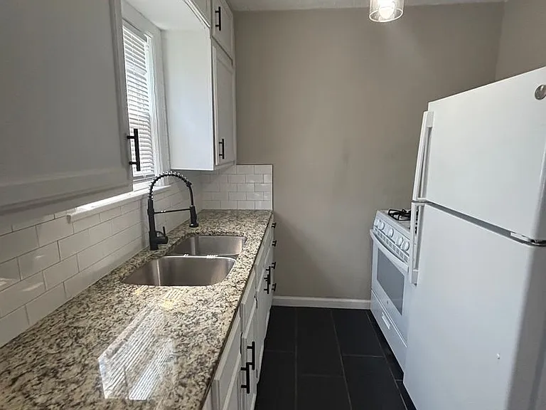 1642 N Erie Ave — Photo 3
