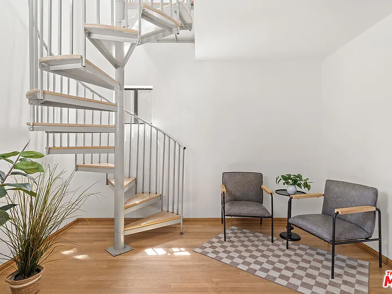 8781 Lookout Mountain Ave — Photo 21
