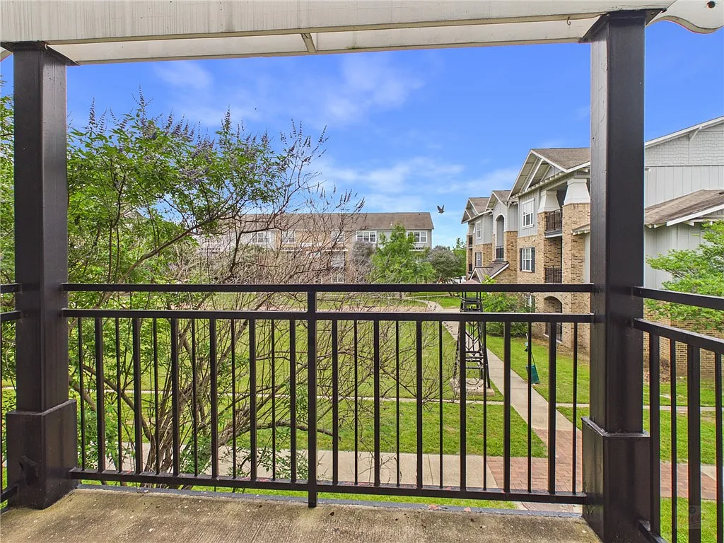 2 bed, 2.5 bath, 1052 sqft, $1,100 — Photo 4