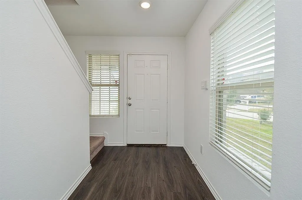 4 bed, 2.5 bath, 2258 sqft, $2,200 — Photo 3