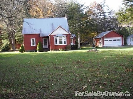 Large 1 1/2 Garage
						:
						Large 1 1/2 Garage in Good shape.