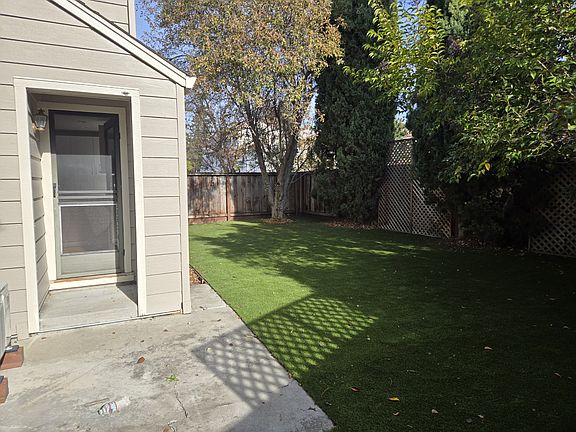Giant backyard, quiet and beautiful. Suitable for kids and pets
