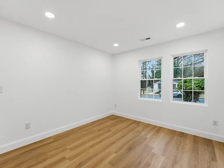 523 Biltmore St — Photo 17