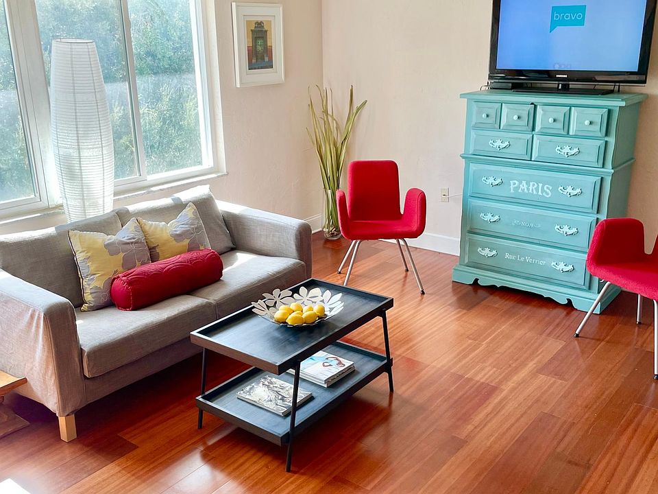 Beautiful and bright loving room, outfitted with a Samsung smart tv for all streaming services.