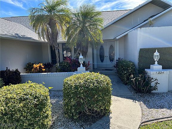 2nd image of 1224 SW 54th Ln