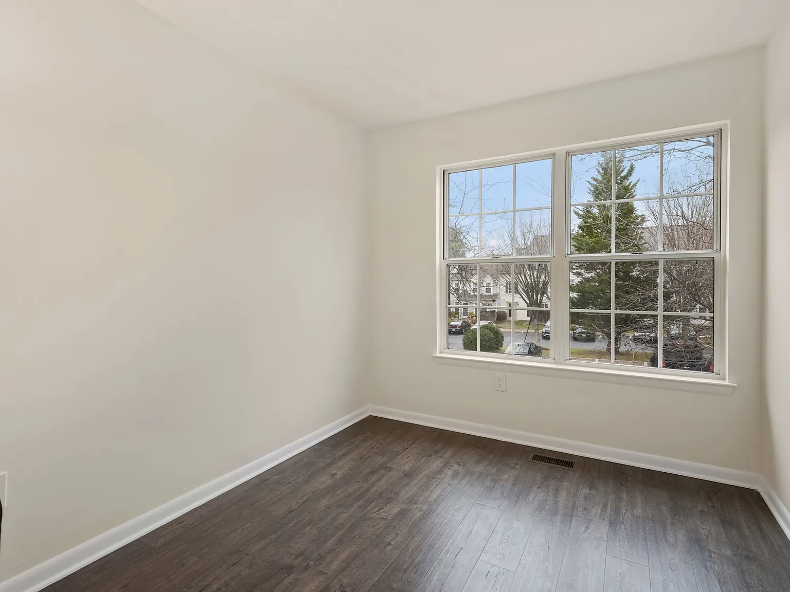 3 bed, 2.5 bath, 1377 sqft, $3,500 — Photo 2