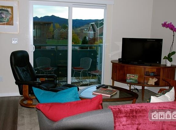Living room and TV area. South-facing Flatir