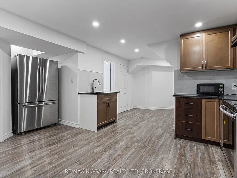 8511 Jennifer Cres — Photo 32