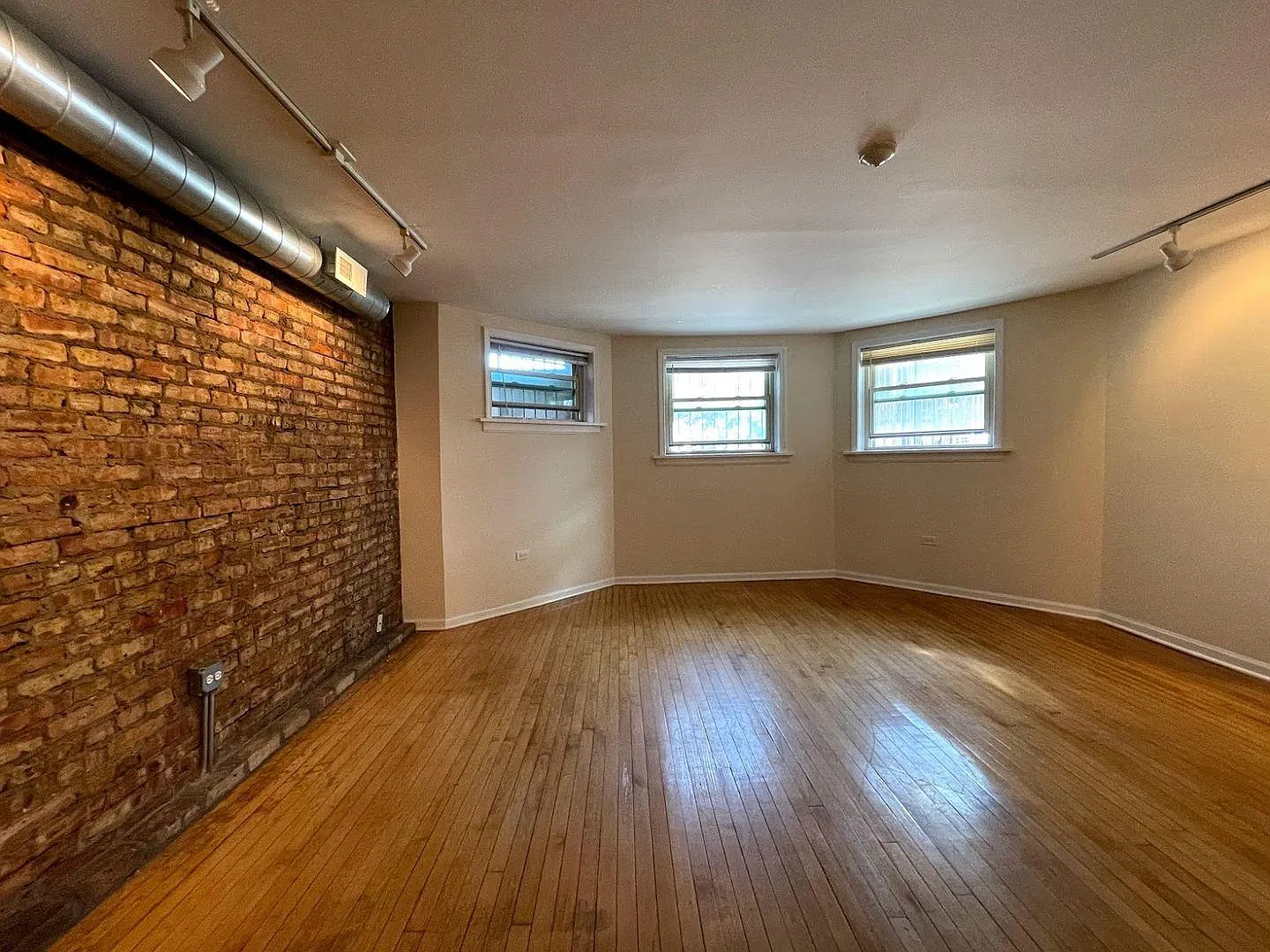 4112 N Clarendon Ave — Photo 4