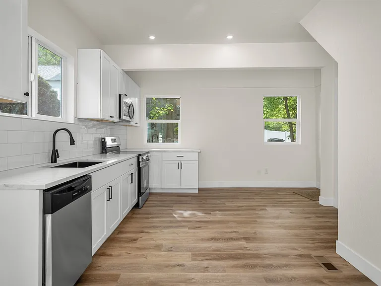 922 S Sherman St — Photo 4