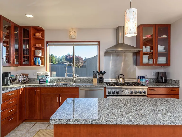 38051 Foothill Close — Photo 17