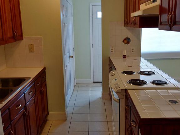 4th image of 409 E 8th St