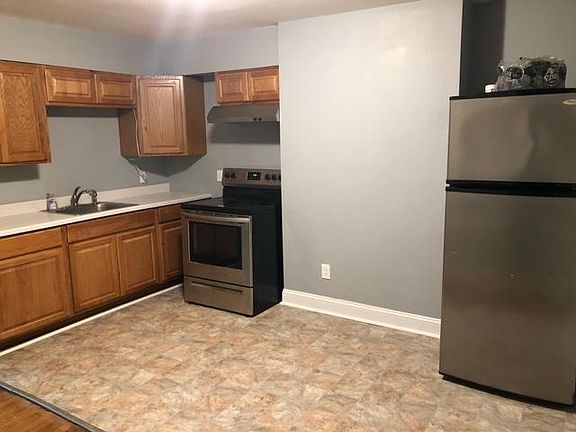 4th image of 17 N Lake Ave #1