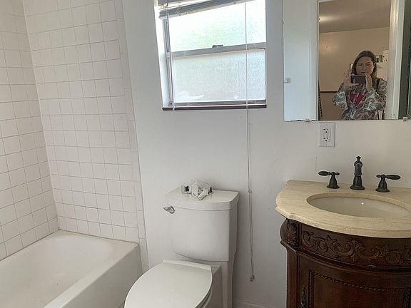 3rd image of 5135 N Lincoln Ave #B