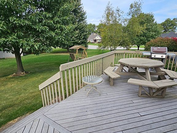 3rd image of 442 Meadowbrook Dr
