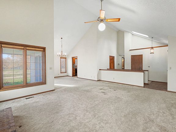 4th image of 2448 N Rutland Ct