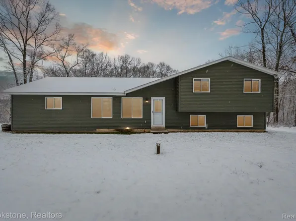 13180 Woodland Trl, Davisburg, MI 48350