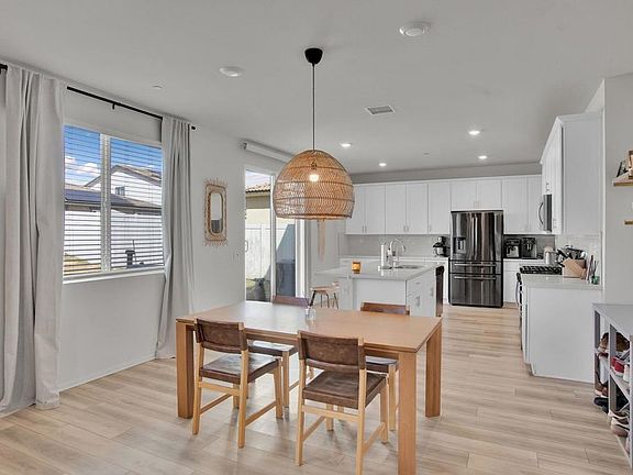 4th image of 28229 Blossom Ct