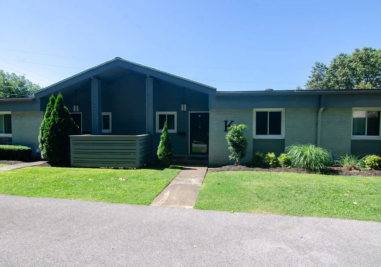 Convenient 2 Bed Green Hills Apartment — Photo 2